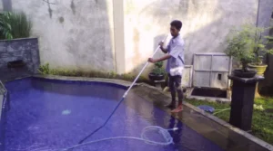 Ilustrasi melakukan vacuum kolam renang. Ini cara yang benarnya.