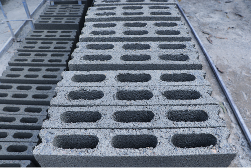 Perbedaan Hebel dan Bata Merah untuk Dinding Kolam Renang