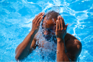 Ilustrasi air bersih dan kolam renang siap digunakan setelah proses shocking treatment.