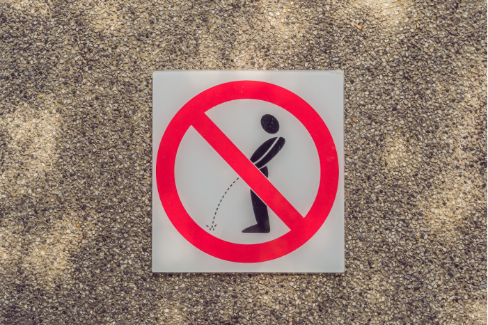 Ilustrasi dilaran buang air kecil di kolam renang.