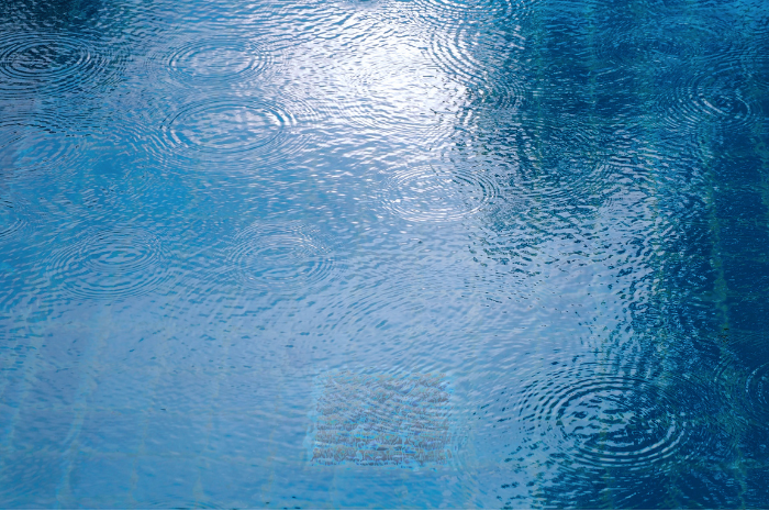 Ilustrasi hujan di kolam renang. Ini dampak buruknya.