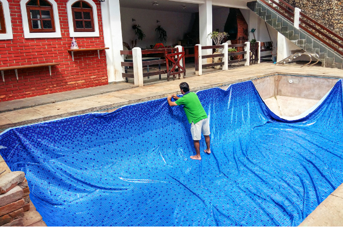 Ilustrasi mengganti lapisan vinil kolam renang. vinil bekas tidak boleh dipakai lagi.