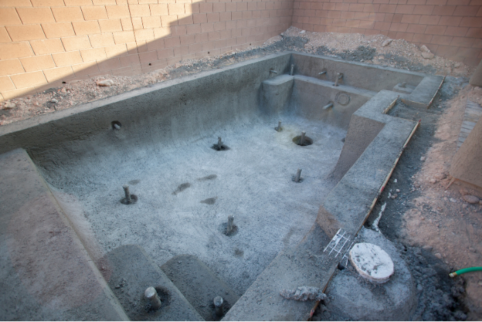 Ilustrasi pembangunan kolam rennag berbarengan dengan pembangunan rumah.