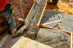 Ilustrasi pengecoran kolam renang. Jenis beton Ready Mix K250 sering digunakan.
