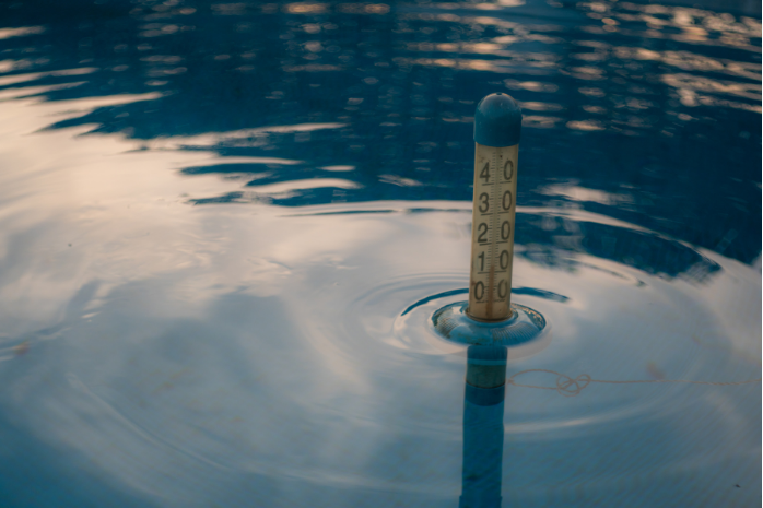 Ilustrasi pengukuran suhu air kolam renang.