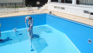 Ilustrasi proses pengecetan kolam renang.