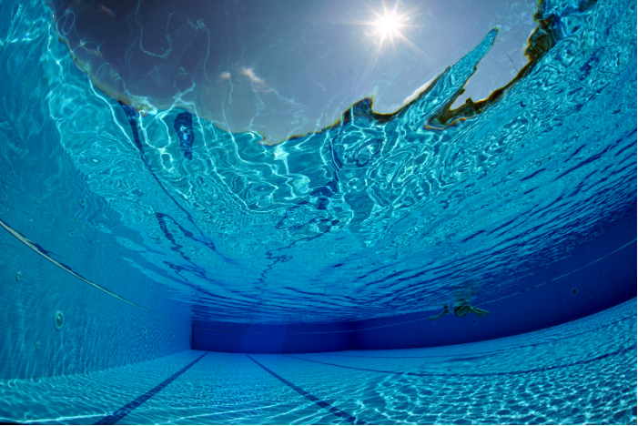 Ilustrasi sirkulasi air kolam renang. Gunakan skimmer atau overflow.