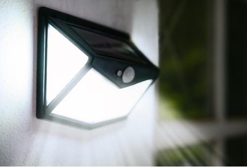 Lampu Halogen vs LED untuk Kolam Renang, Mana Lebih Baik?