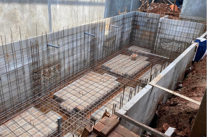 Pembangunan Kolam Renang Mungil milik Pak Arief di Kota Wisata Cibubur.