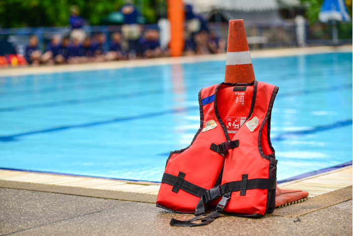 Ilustrasi safety equipment di area kolam renang.
