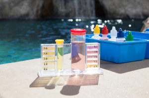 Ilustrasi bahan kimia untuk perawatan kolam renang. Mari pelajari umur simpan masing-masingnya.