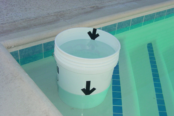 Ilustrasi bucket test kolam renang untuk mendeteksi kebocoran.