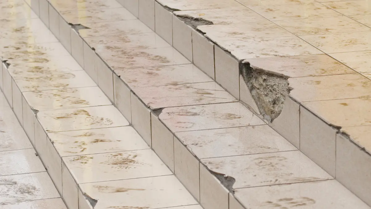 Ilustrasi kerusakan pada tangga kolam renang. Ini cara memperbaiki hal tersebut.