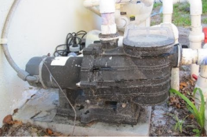 Ilustrasi pompa kolam renang yang rusak dan mati.