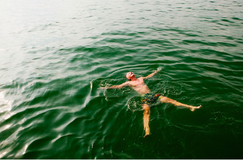 Bahaya Berenang di Kolam Renang yang Terserang Ganggang