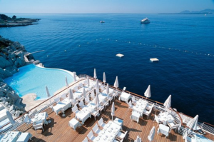 Kolam Renang di Hotel du Cap-Eden-Roc, Antibes, Prancis dengan pemandangan laut.