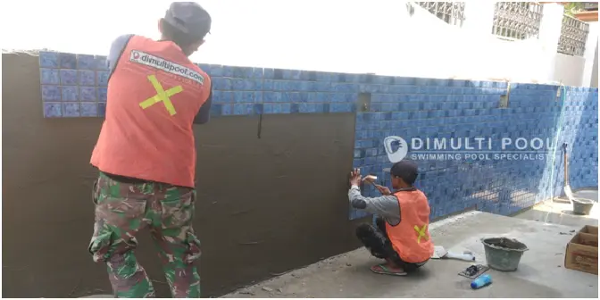 Proses Renovasi Kolam Renang Semi Overflow di Cileungsi