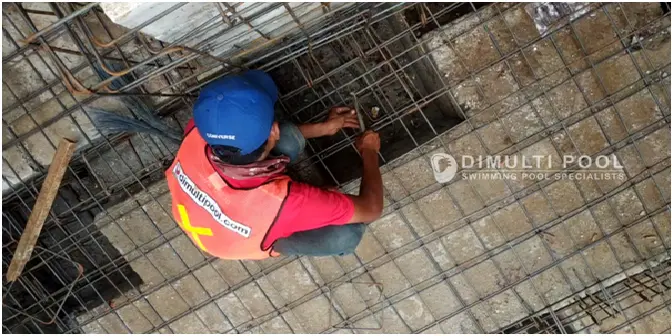 Proses Renovasi Kolam Renang Semi Overflow di Cileungsi