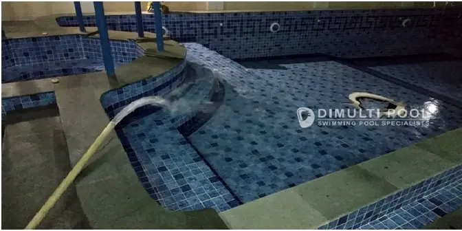 Proses Renovasi Kolam Renang Semi Overflow di Cileungsi