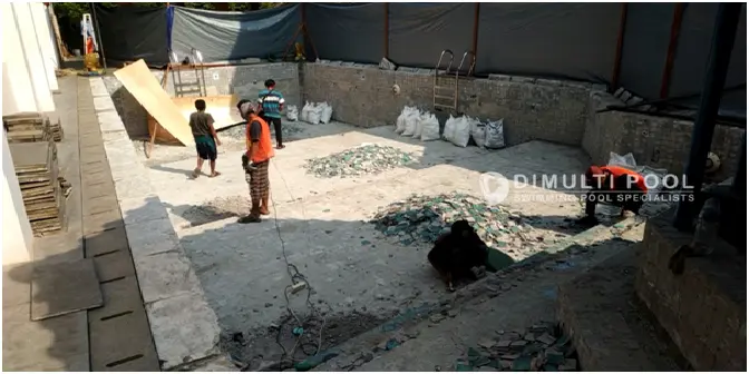 Proses Renovasi Kolam Renang Semi Overflow di Cileungsi
