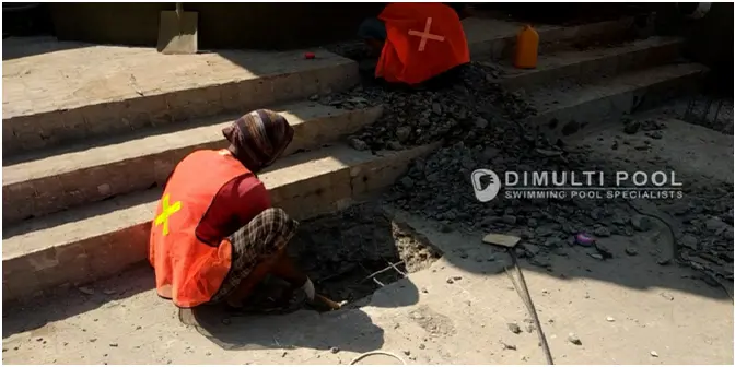 Proses Renovasi Kolam Renang Semi Overflow di Cileungsi