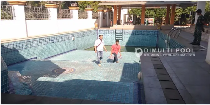 Proses Renovasi Kolam Renang Semi Overflow di Cileungsi