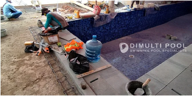 Begini Proses Pembuatan Kolam Renang Semi Overflow di Harjamukti