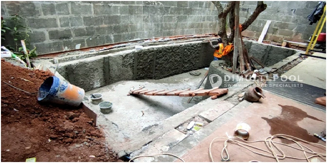 Begini Proses Pembangunan Kolam Renang Semi Overflow di BSD