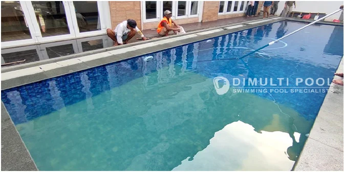 Begini Proses Pembuatan Kolam Renang Semi Overflow di Harjamukti
