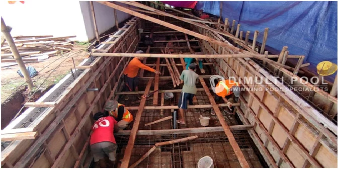 Begini Proses Pembuatan Kolam Renang Semi Overflow di Harjamukti