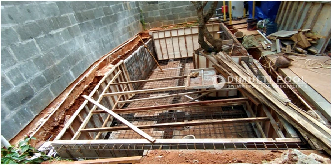 Begini Proses Pembangunan Kolam Renang Semi Overflow di BSD