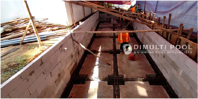 Begini Proses Pembuatan Kolam Renang Semi Overflow di Harjamukti