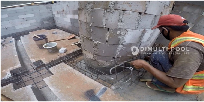 Begini Proses Pembangunan Kolam Renang Semi Overflow di BSD