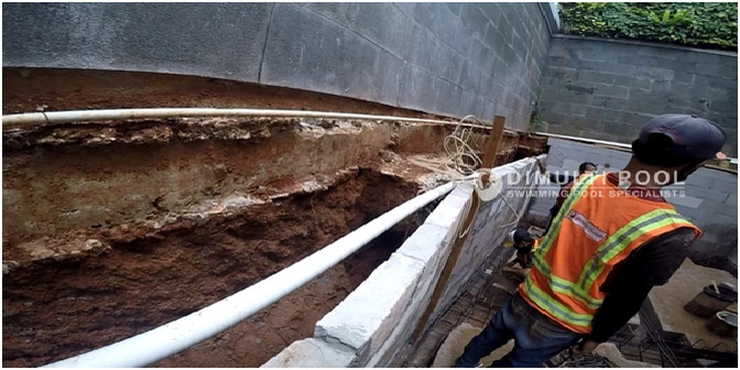 Begini Proses Pembangunan Kolam Renang Semi Overflow di BSD