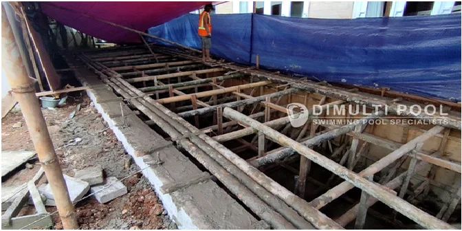 Begini Proses Pembuatan Kolam Renang Semi Overflow di Harjamukti