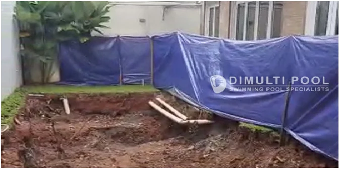 Begini Proses Pembuatan Kolam Renang Semi Overflow di Harjamukti