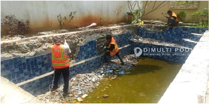 Begini Proses Renovasi Kolam Renang Semi Overflow di Jagakarsa