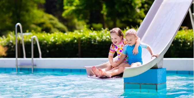 Panduan Desain dan Ukuran Kolam Renang Umum dengan Perosotan