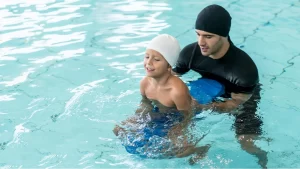 Ilustrasi anak melakukan terapi air. Ini manfaat kolam terapi buat anak.