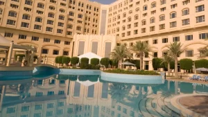 Ilustrasi hotel dan kolam renang. Ini ukuran kolam renang hotel yang ideal.