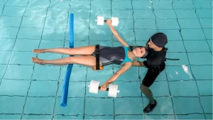 Ilustrasi latihan di kolam terapi. Ini gerakan yang bisa dilakukan.