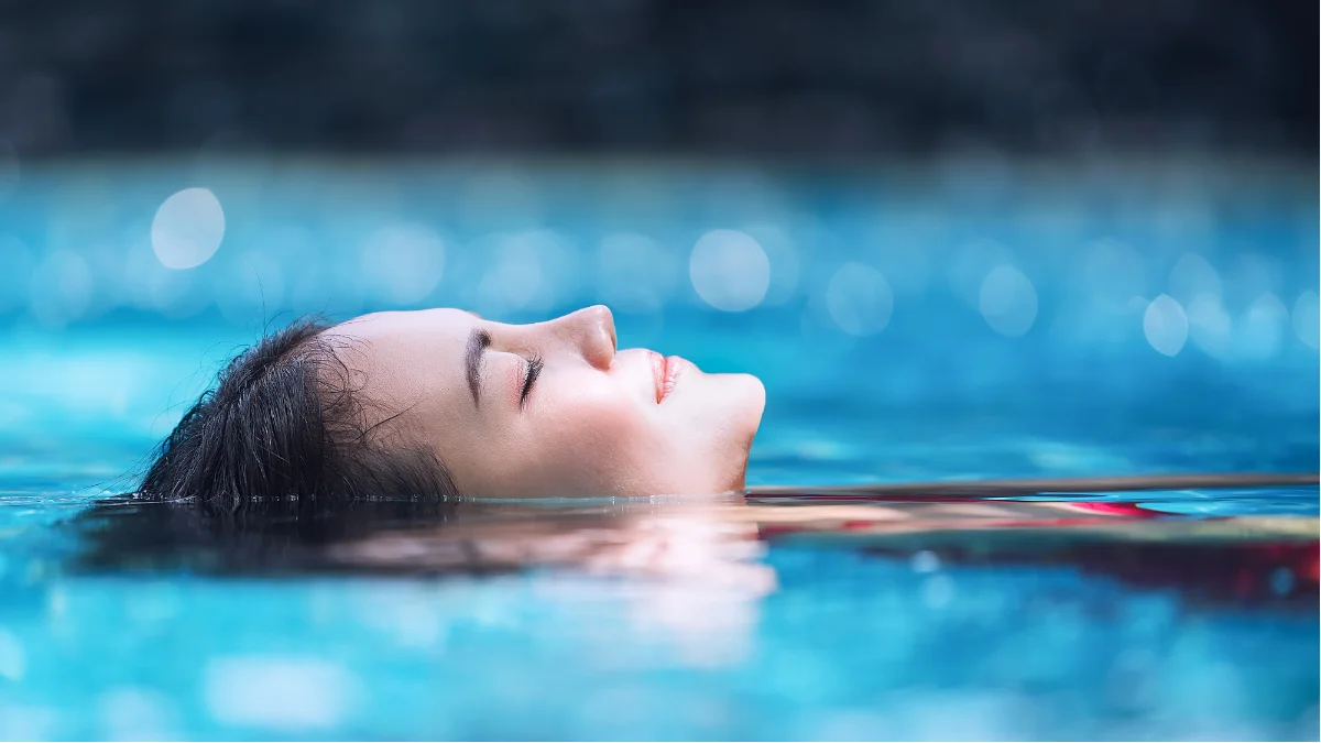 Ilustrasi menikmati aktivitas berenang di kolam terapi. Ini penyakit yang bisa dibantu disembuhkan.
