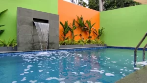 Ilustrasi air kolam renang berbusa. Begini cara menjernihkan air kolam renang berbusa.