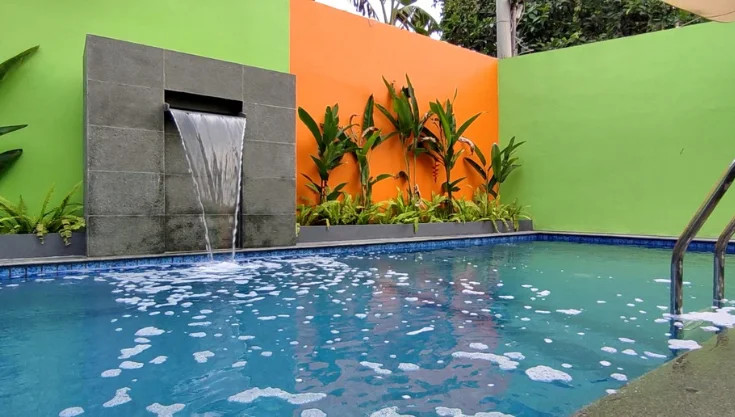 Ilustrasi air kolam renang berbusa. Begini cara menjernihkan air kolam renang berbusa.