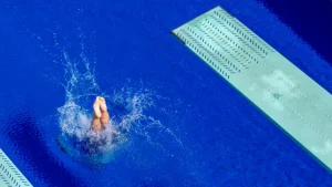 Ilustrasi atlet melakukan loncatan ke kolam renang. Ini hal yang perlu anda ketahui tentang kolam loncat indah.