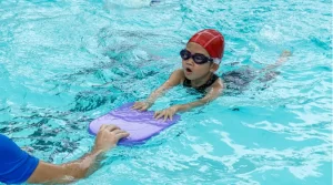 Ilustrasi belajar renang. Ini ukuran kolam renang belajar yang sesuai.