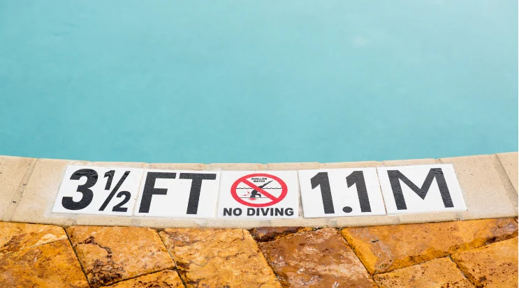 Ilustrasi kedalaman kolam renang. Ini standar kolam renang yang perlu anda tau.