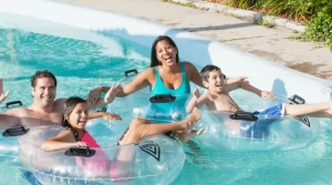 Keluarga menikmati kolam arus. Bisakah kolam arus dibuat di rumah?