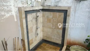 Area bilas yang menggunakan shower outdoor kolam renang. Ketahui lebih dalam!