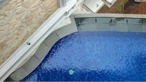 Batu basalt untuk bibir kolam renang. Ini kelebihan bibir kolam renang batu basalt.